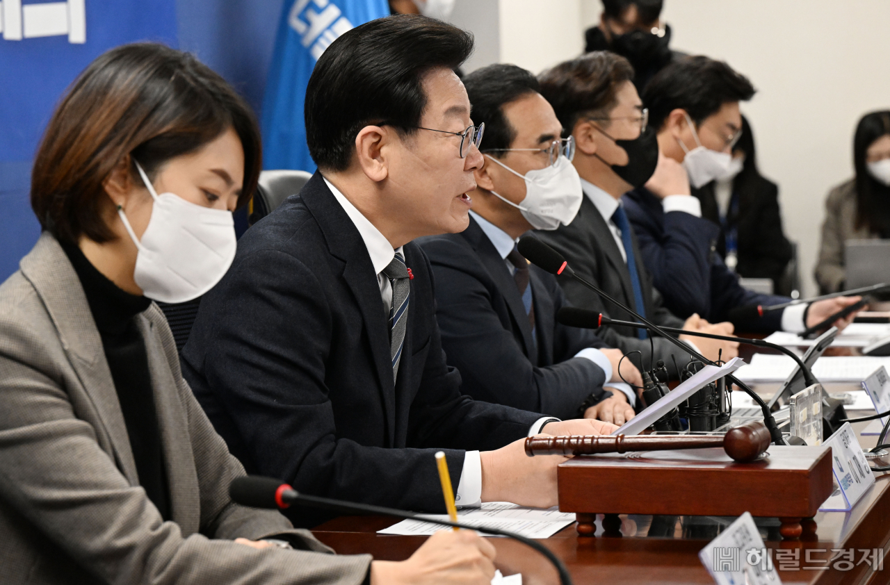 이재명 더불어민주당 대표가 6일 서울 여의도 국회 의원회관에서 열린 확대간부회의에서 모두발언을 하고 있다.이상섭 기자