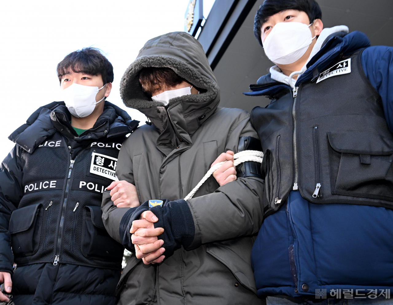 동거녀와 택시기사를 살해한 혐의로 구속된 이기영이 4일 경기도 고양시 일산동부경찰서에서 검찰로 이송되고 있다. 고양=임세준 기자