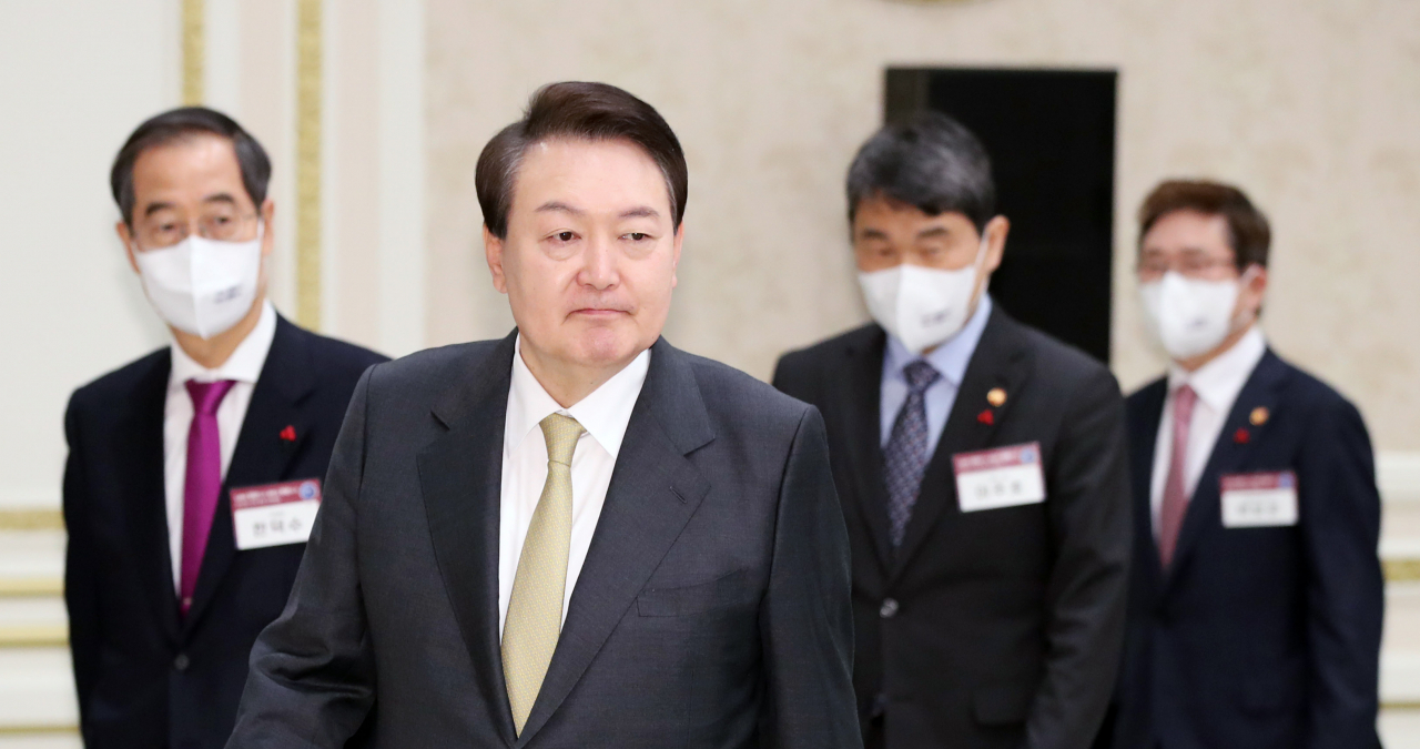 윤석열 대통령이 지난 5일 청와대 영빈관에서 열린 교육부-문화체육관광부 업무보고에 입장하고 있다. [연합]