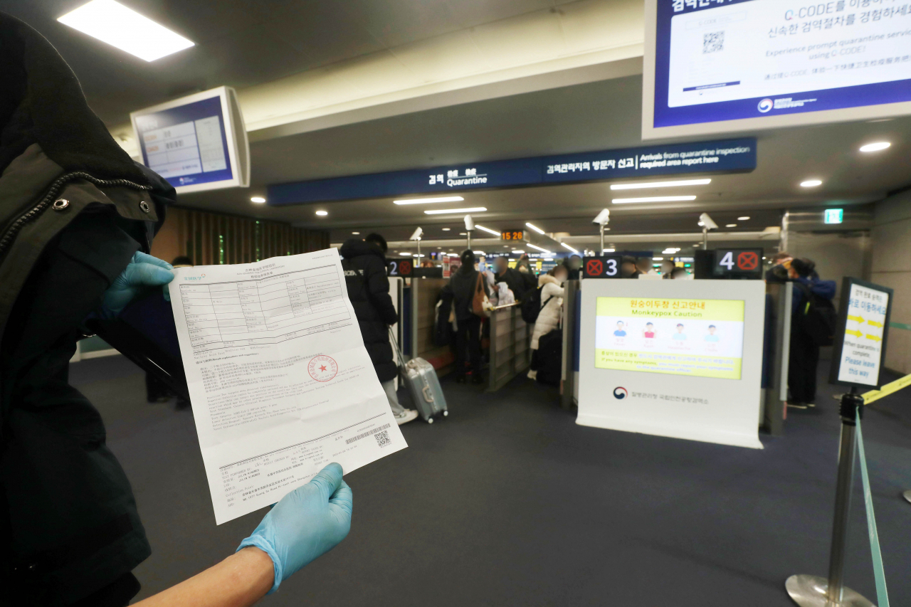 지난 5일 오후 인천국제공항 제1여객터미널 입국장에서 한 중국인 탑승객이 코로나19 음성 확인서를 보여주고 있다. [연합]