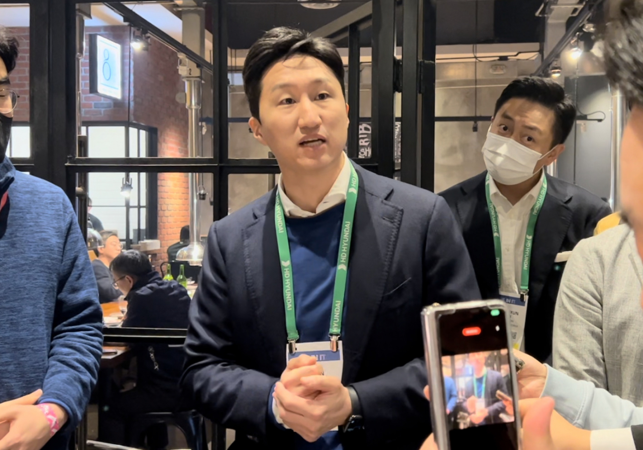 정기선 HD현대 사장이 지난 4일(현지시간) 미국 라스베이거스에서 기자들과 만나 한화의 대우조선해양 인수와 관련해 언급하고 있다. [김은희 기자]