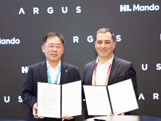 조성현(왼쪽) HL만도 사장과 아르거스 로넨 스몰리 최고경영사(CEO). [HL그룹 제공]