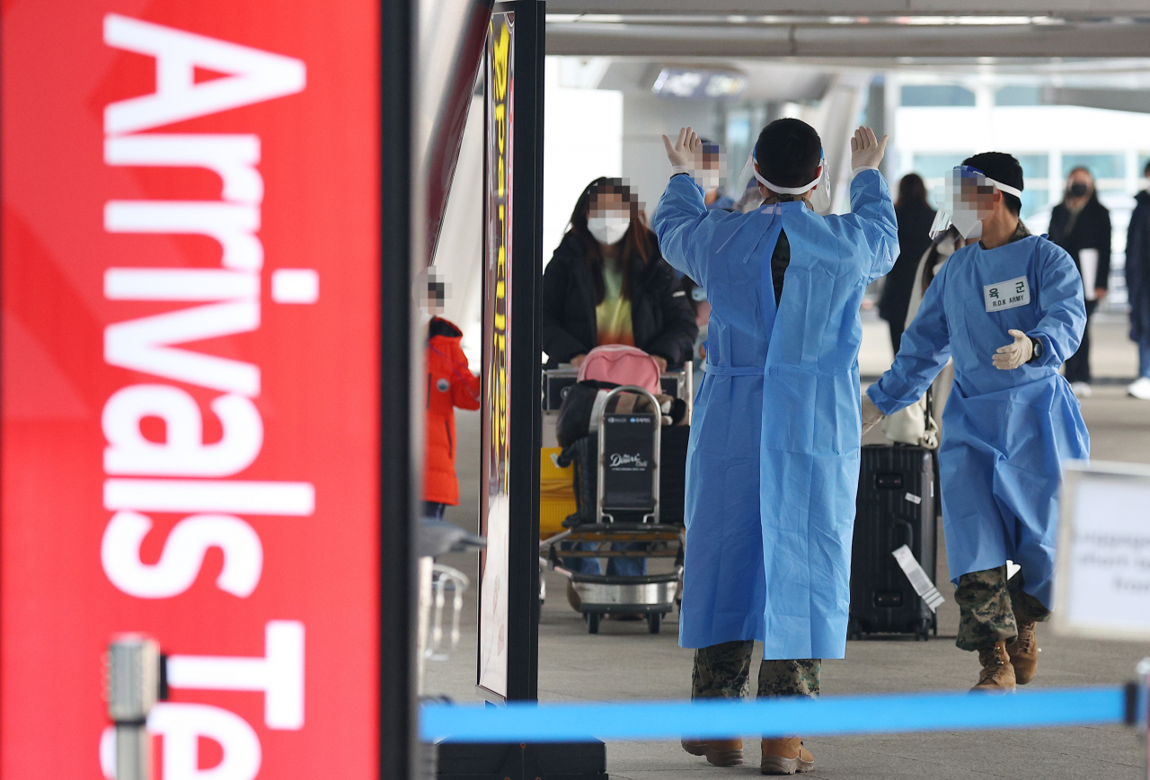 중국발 한국행 항공기에 탑승하는 모든 내·외국인의 코로나19 음성확인서 제출 의무화 첫날인 5일 오전 중국발 항공기로 입국한 탑승객들이 인천국제공항 제1여객터미널 코로나19 검사센터로 향하고 있다. [연합]