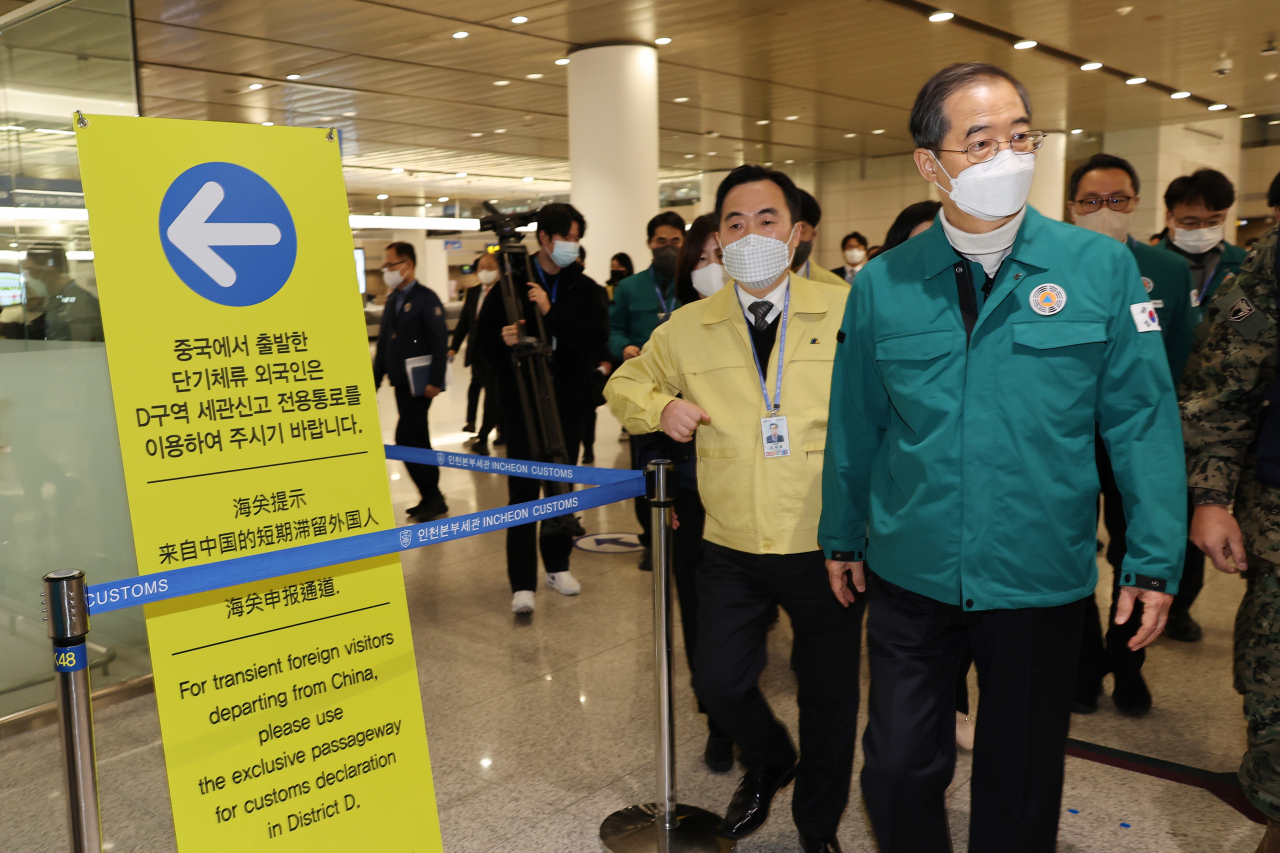 Prime Minister Han Duck-soo (right) inspects Incheon International Airport on Friday. (Yonhap)