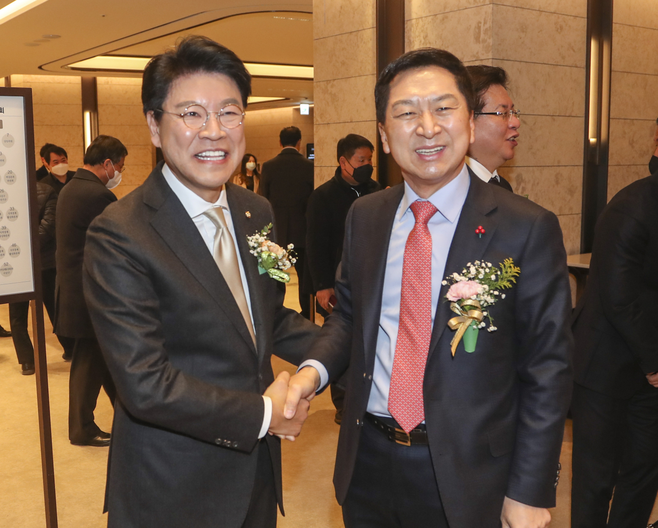 장제원 국민의힘 의원과 김기현 의원이 26일 오후 부산롯데호텔에서 열린 부산혁신포럼 2기 출범식에 참석해 악수하고 있다. [연합]