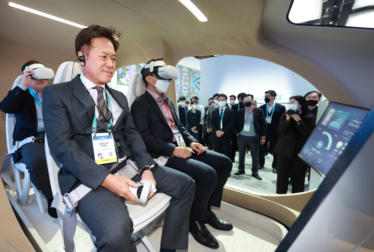 SK hynix Vice Chairman Park Jung-ho tries on a virtual reality program of urban air mobility set up at the SK showroom in this year's Consumer Electronics Show in Las Vegas, US on Thursday. (Yonhap)