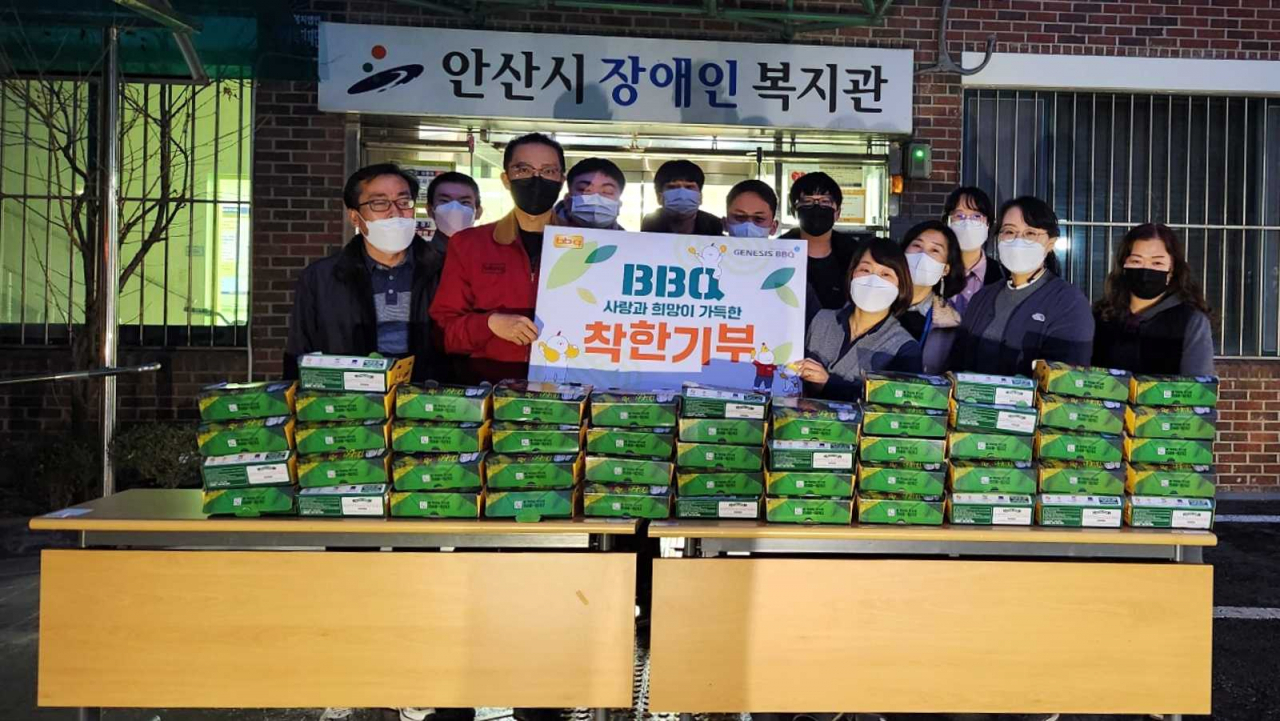 BBQ가 4일 경기 화성시 지역아동복지센터연합회 등 치킨 170마리를 전달하며 새해 첫 기부 활동을 하고 있다. [BBQ 제공]