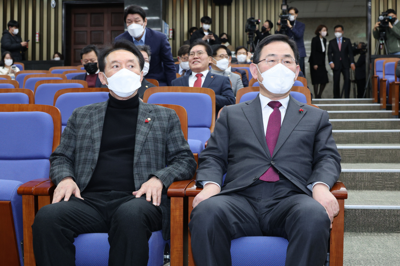 주호영 국민의힘 원내대표(오른쪽)와 김석기 사무총장이 6일 오후 국회에서 열린 의원총회에 참석하고 있다. [연합]