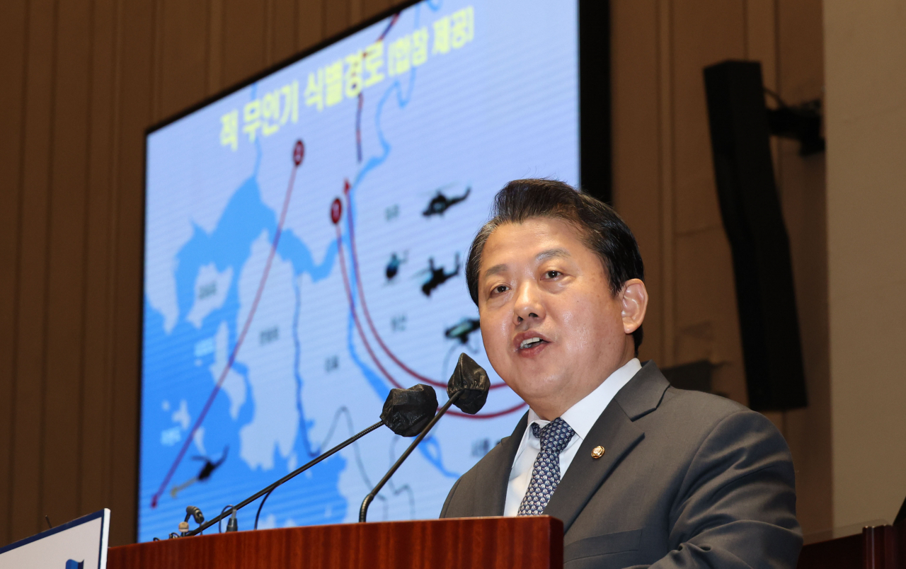 김병주 더불어민주당 의원이 6일 오후 서울 여의도 국회에서 열린 의원총회에서 북한 무인기 침투 사건 관련 발언을 하고 있다. 대장 출신으로 한미연합군사령부 부사령관을 역임한 김 의원은 북한 무인기 사태와 관련 윤석열 대통령의 대국민 사과와 책임자 경질을 촉구했다. [연합]