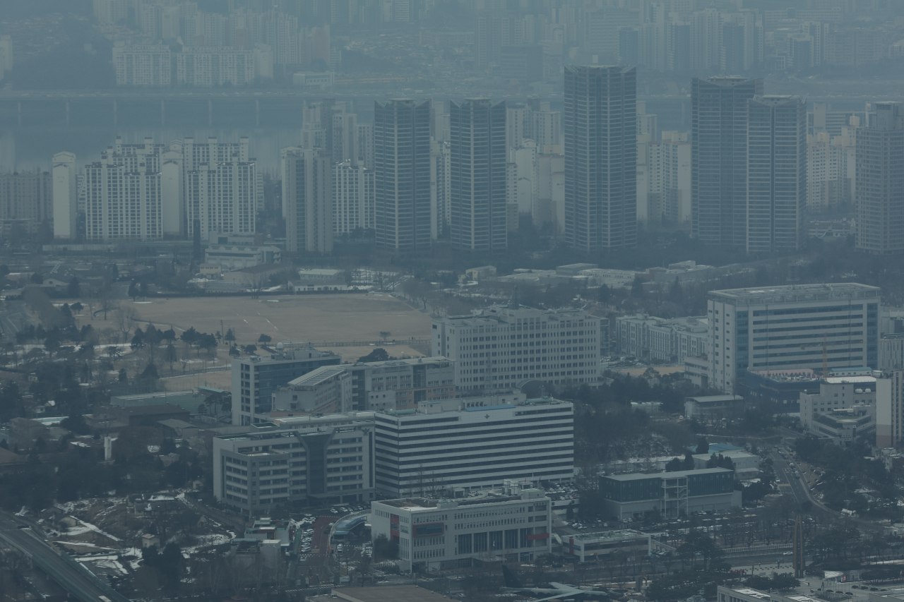지난달 26일 우리 영공을 침범한 북한 무인기 중 1대가 대통령 경호를 위해 설정한 비행금지구역을 침범한 것으로 뒤늦게 밝혀졌다. 사진은 5일 남산에서 바라본 용산 대통령실 일대 모습. [연합]