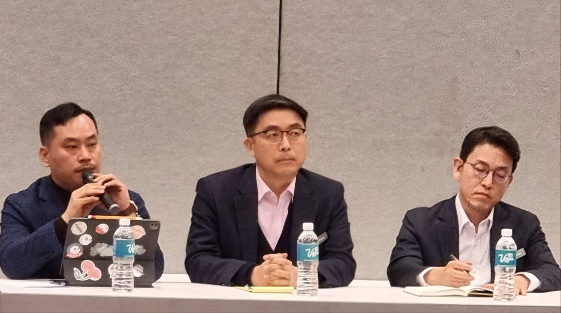 (왼쪽부터) 손기환 오토 마케팅/상품기획담당 상무, 김병구 오토사업 담당 그룹장 전무, 권극상 오토 제품개발1담당 상무. 김지헌 기자.