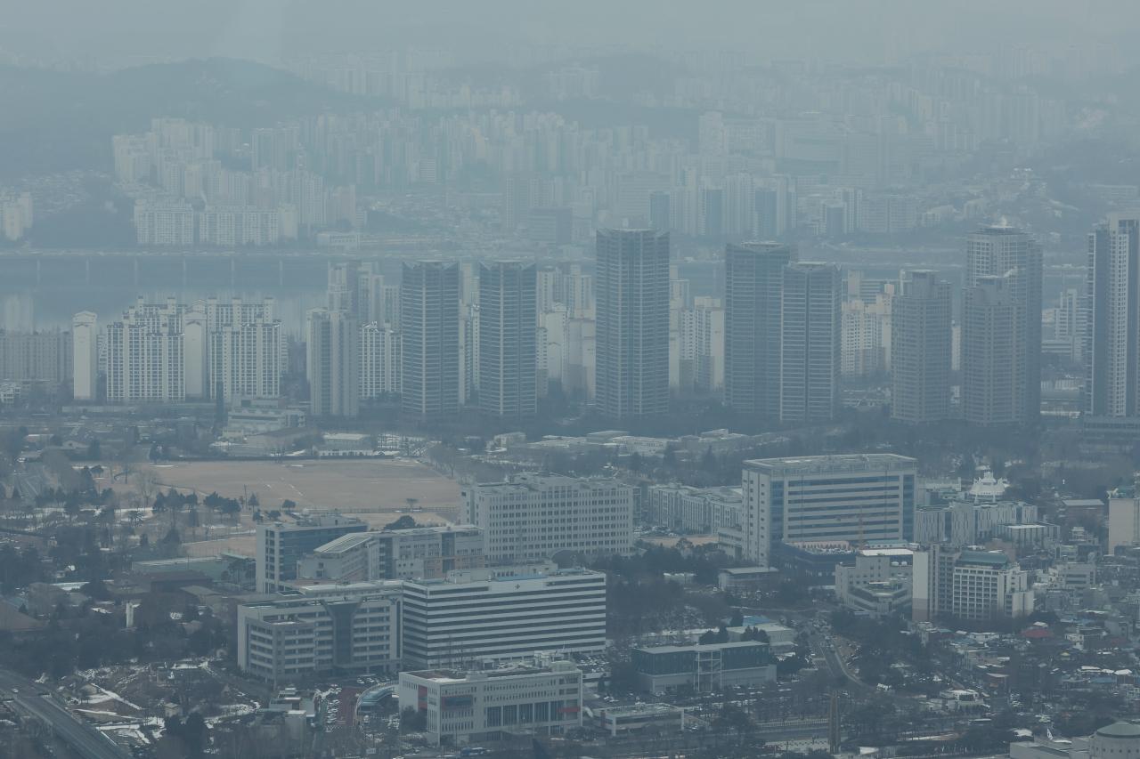 This photo, taken from Mount Nam in Seoul on Jan. 5, 2023, shows an area around the presidential office in the capital. A North Korean drone briefly entered a 3.7-kilometer-radius no-fly zone around the office of President Yoon Suk Yeol in Seoul last month, a military official belatedly confirmed the same day, reversing the defense authorities' announcement that there was no such incident. (Yonhap)