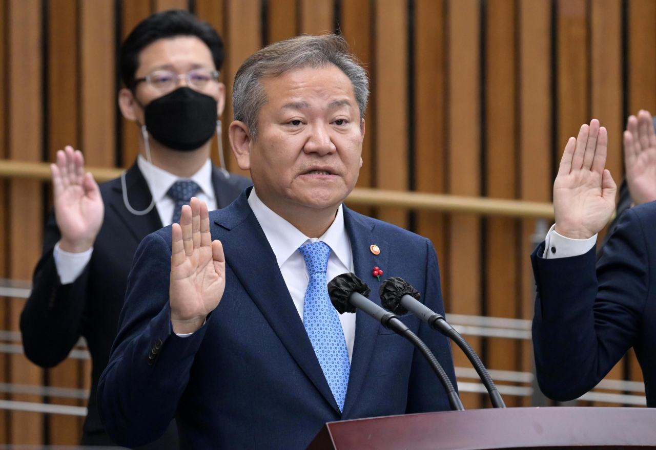 이상민 행정안전부 장관이 6일 오전 서울 여의도 국회에서 열린 이태원 참사 국정조사 특별위원회' 회의에서 선서하고 있다. 이상섭 기자
