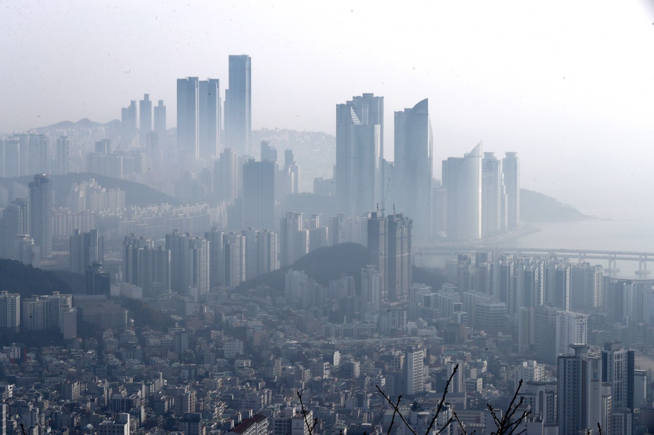 Prime Minister Han Duck-soo on Friday instructed relevant authorities to take emergency measures to cope with ultrafine dust plaguing the nation. (Yonhap)