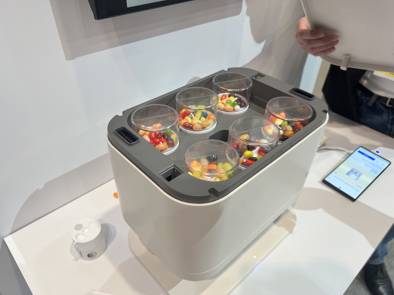 세계 최대 전자 박람회인 ‘CES 2023’이 개막한 5일(현지시간) 미국 라스베이거스컨벤션센터(LVCC)에 마련된 롯데헬스케어 부스에 전시된 건강식품 디스펜서 필키(Fillkey)의 내부 모습. [사진=김은희 기자]