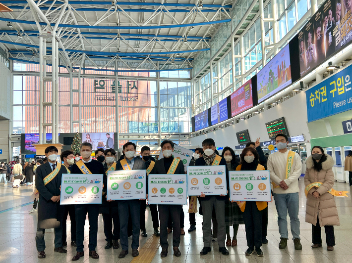 한국동서발전 관계자들이 6일 서울역에서 에너지 절약을 독려하는 범국민 '에너지 다이어트 10' 캠페인을 진행하고 있다. 왼쪽 두 번째부터 김승현 경영기획실장, 김봉빈 기획처장, 김영문 사장, 김인완 기획본부장, 최은정 홍보부장. [사진=한국동서발전]