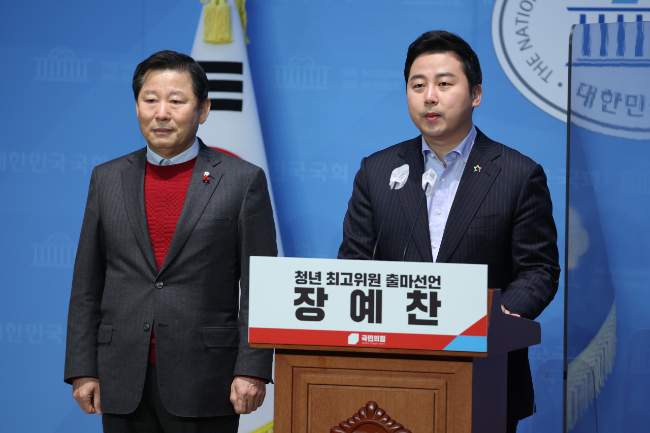 지난 대선 윤석열 캠프에서 청년본부장을 지낸 장예찬 청년재단 이사장이 5일 오전 국회 소통관에서 국민의힘 전당대회 청년 최고위원 출마를 선언하고 있다. 왼쪽은 이철규 의원. [연합]