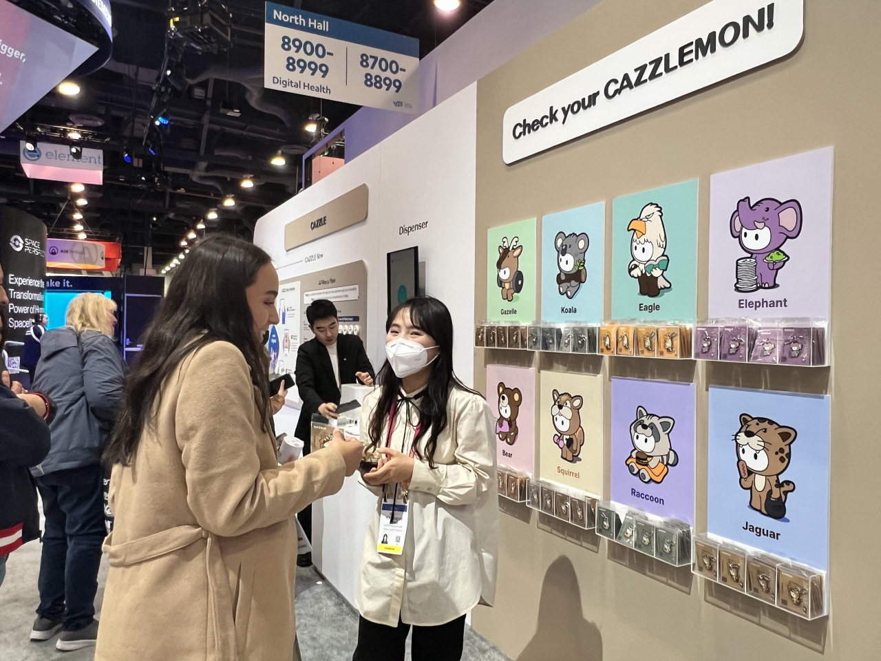 세계 최대 전자 박람회인 ‘CES 2023’이 개막한 5일(현지시간) 미국 라스베이거스컨벤션센터(LVCC)에 마련된 롯데헬스케어 전시관을 관람객들이 둘러보고 있다. [사진=김은희 기자]