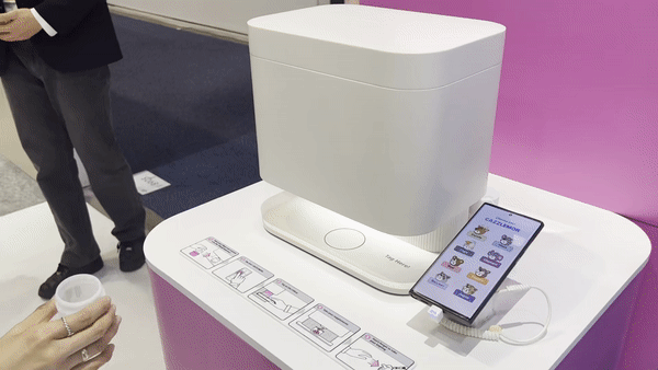 세계 최대 전자 박람회인 ‘CES 2023’이 개막한 5일(현지시간) 미국 라스베이거스컨벤션센터(LVCC)에 마련된 롯데헬스케어 전시관에서 관람객이 개인 맞춤형 건강관리 플랫폼 ‘캐즐(CAZZLE)’을 체험하고 있다. [영상=김은희 기자]