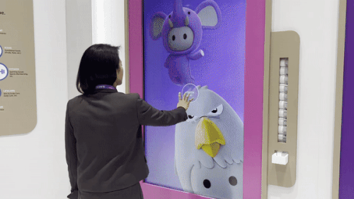 세계 최대 전자 박람회인 ‘CES 2023’이 개막한 5일(현지시간) 미국 라스베이거스컨벤션센터(LVCC)에 마련된 롯데헬스케어 전시관에서 관람객이 개인 맞춤형 건강관리 플랫폼 ‘캐즐(CAZZLE)’을 체험하고 있다. [영상=김은희 기자]