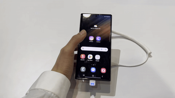 세계 최대 전자 박람회인 ‘CES 2023’이 개막한 5일(현지시간) 미국 라스베이거스컨벤션센터(LVCC)에 마련된 롯데헬스케어 전시관에서 관람객이 개인 맞춤형 건강관리 플랫폼 ‘캐즐(CAZZLE)’을 체험하고 있다. [영상=김은희 기자]