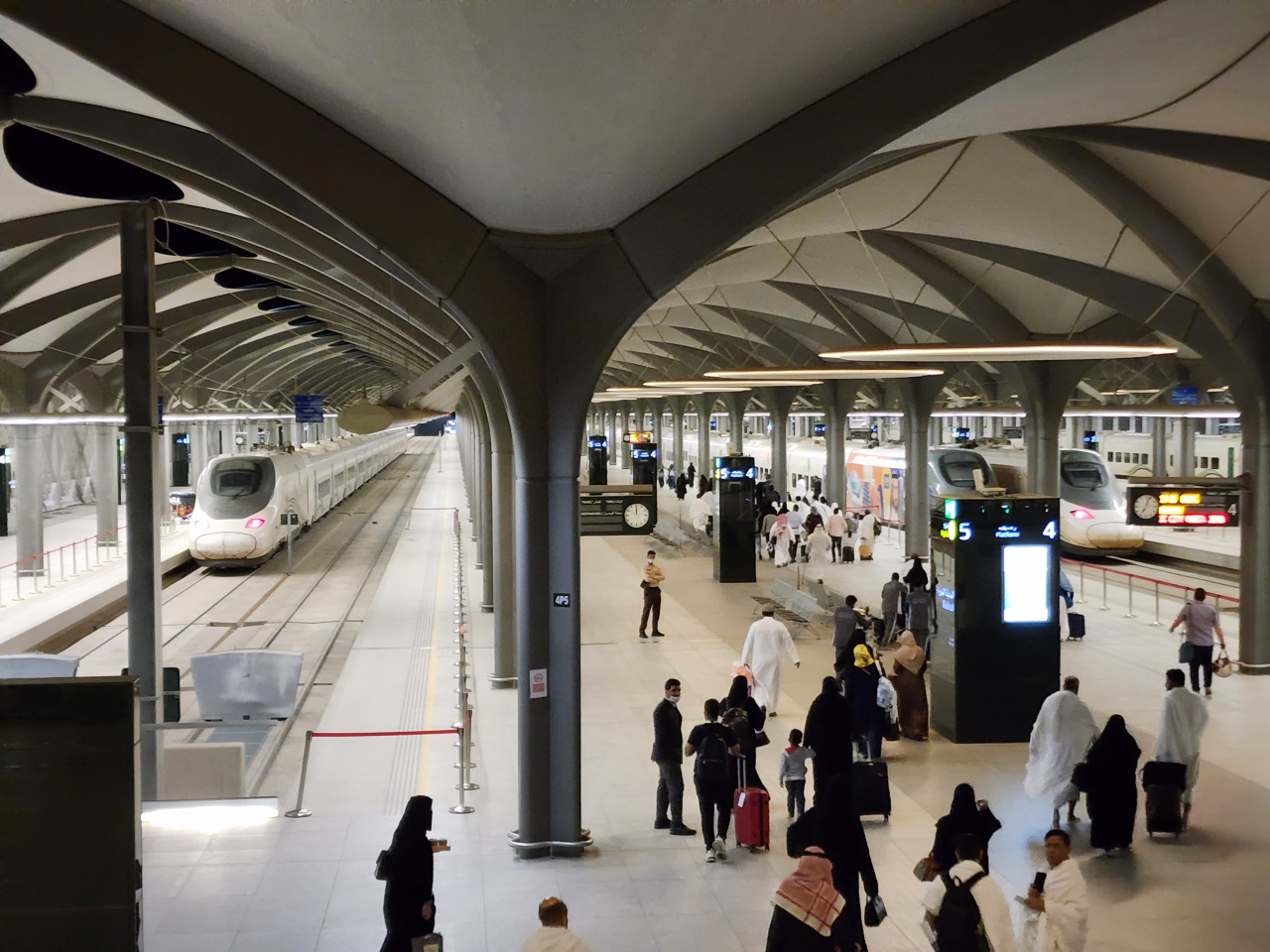 메디나를 출발해 제다를 거쳐 메카로 향하는 하라마인(Haramain) 성지 노선 기차. 메디나 히자즈역 플랫폼.