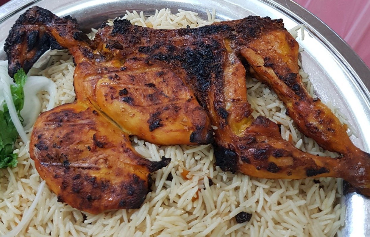 사우디 양념치킨 구이 만디는 한국치킨과 경쟁할 정도로 맛있다.