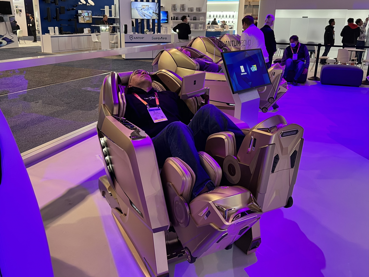 세계 최대 전자 박람회인 ‘CES 2023’ 이틀차인 6일(현지시간) 미국 라스베이거스컨벤선센터(LVCC)에 마련된 바디프랜드 전시관에서 관람객들이 안마의자 체험을 하고 있다. [사진=김은희 기자]