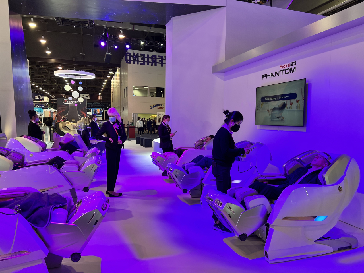 세계 최대 전자 박람회인 ‘CES 2023’ 이틀차인 6일(현지시간) 미국 라스베이거스컨벤선센터(LVCC)에 마련된 바디프랜드 전시관에서 관람객들이 안마의자 체험을 하고 있다. [사진=김은희 기자]