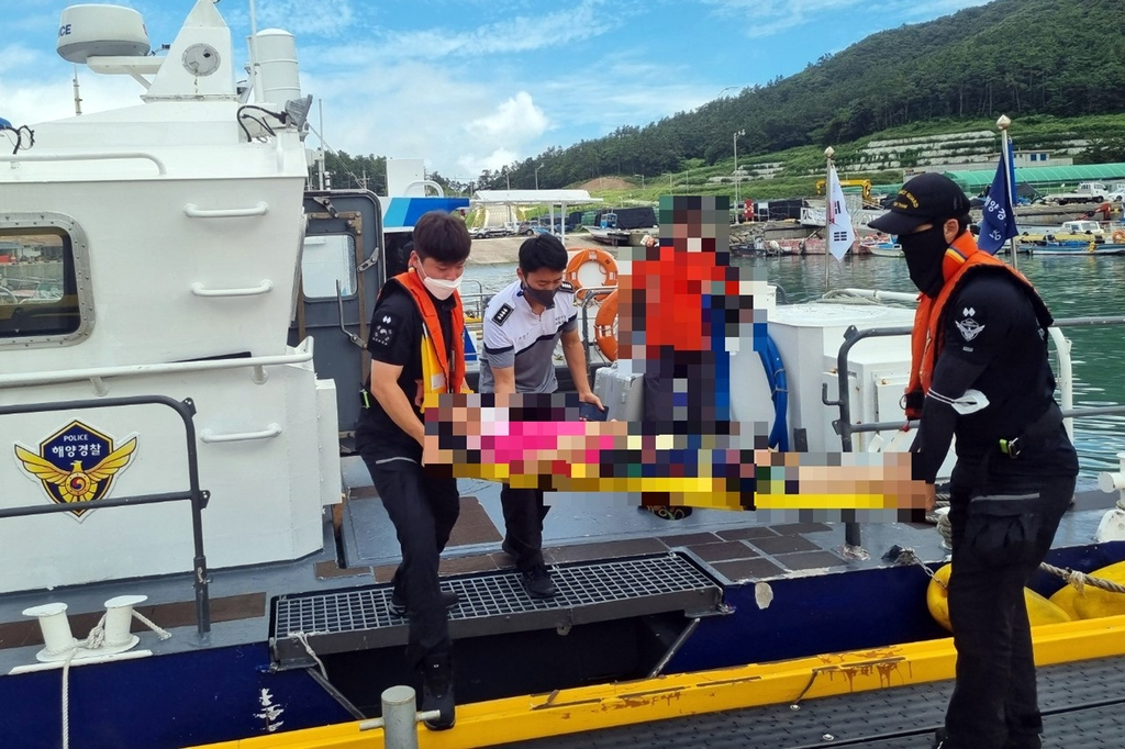 응급환자 긴급 이송하는 목포해경[목포해양경찰서 제공]