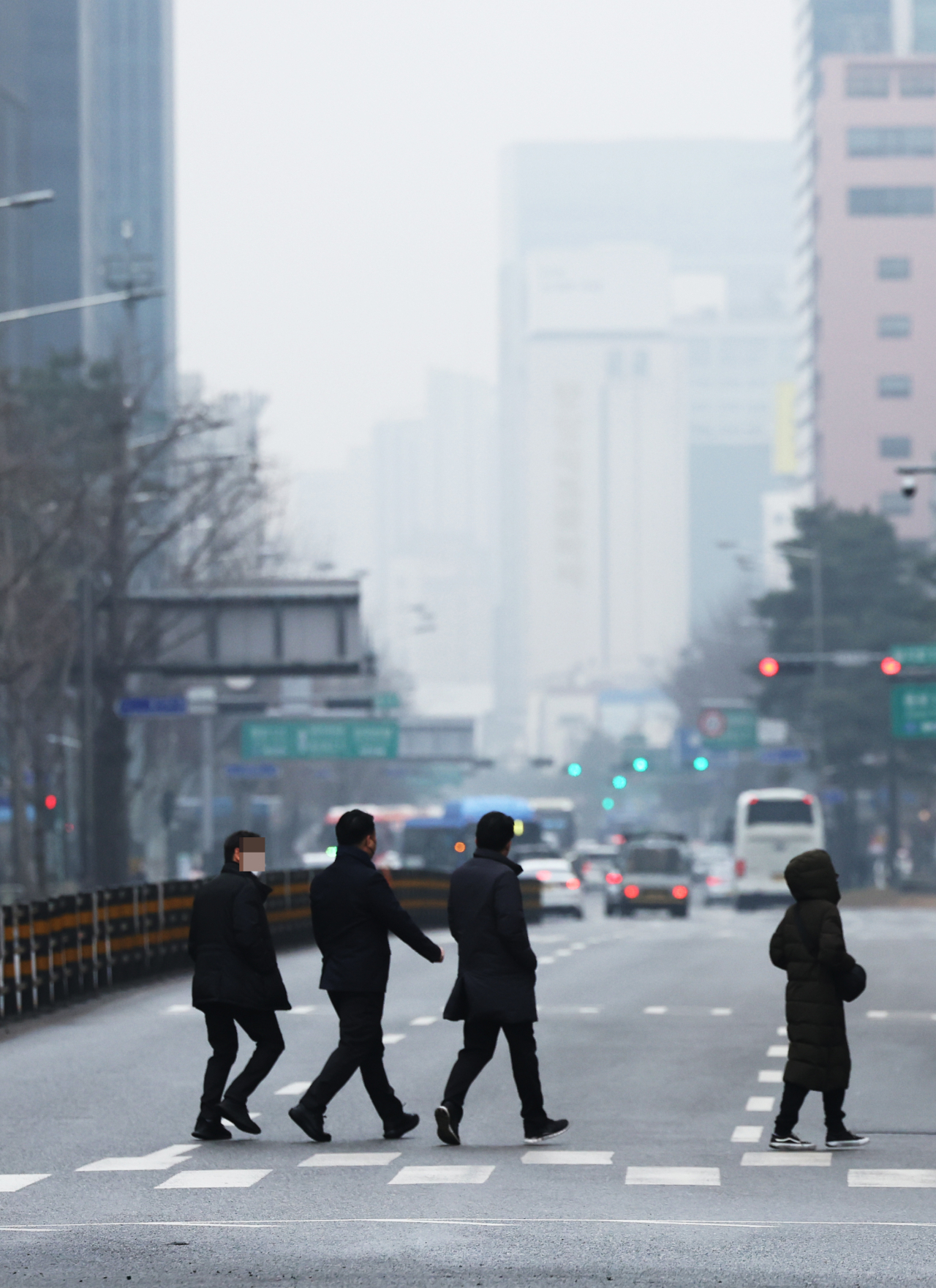 서울의 초미세먼지와 미세먼지 농도가 각각 매우 나쁨과 나쁨을 기록한 7일 서울 도심에서 시민들이 횡단보도를 건너고 있다.[연합뉴스 제공]