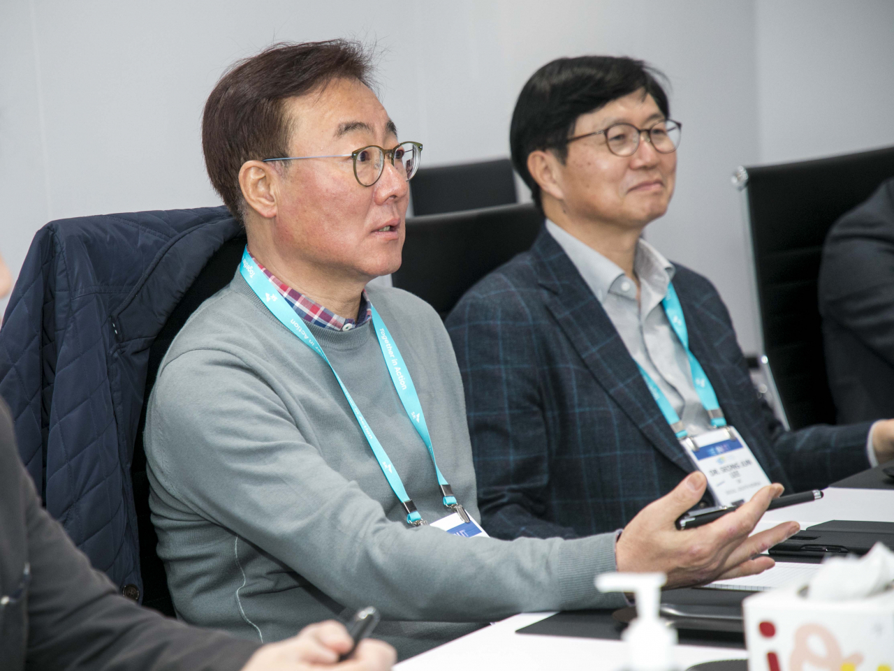 김준 SK이노베이션 부회장(왼쪽)이 6일(현지시간) 미국 라스베이거스에서 전략회의에 참석하고 있다. [SK이노베이션 제공]