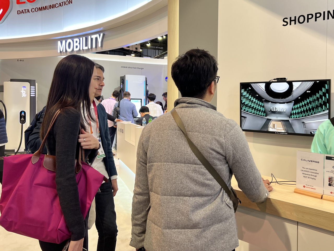 세계 최대 전자 박람회인 ‘CES 2023’ 이틀차인 지난 6일(현지시간) 미국 라스베이거스컨벤션센터(LVCC)에 마련된 롯데정보통신 전시관을 관람객들이 둘러보고 있다. [사진=김은희 기자]