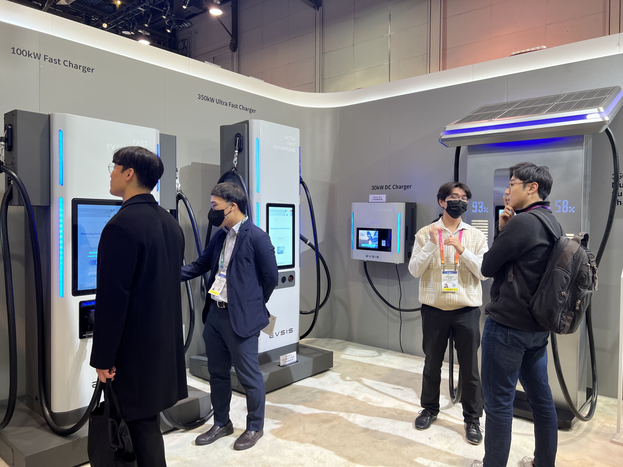 세계 최대 전자 박람회인 ‘CES 2023’ 이틀차인 지난 6일(현지시간) 미국 라스베이거스컨벤션센터(LVCC)에 마련된 롯데정보통신 전시관을 관람객들이 둘러보고 있다. [사진=김은희 기자]