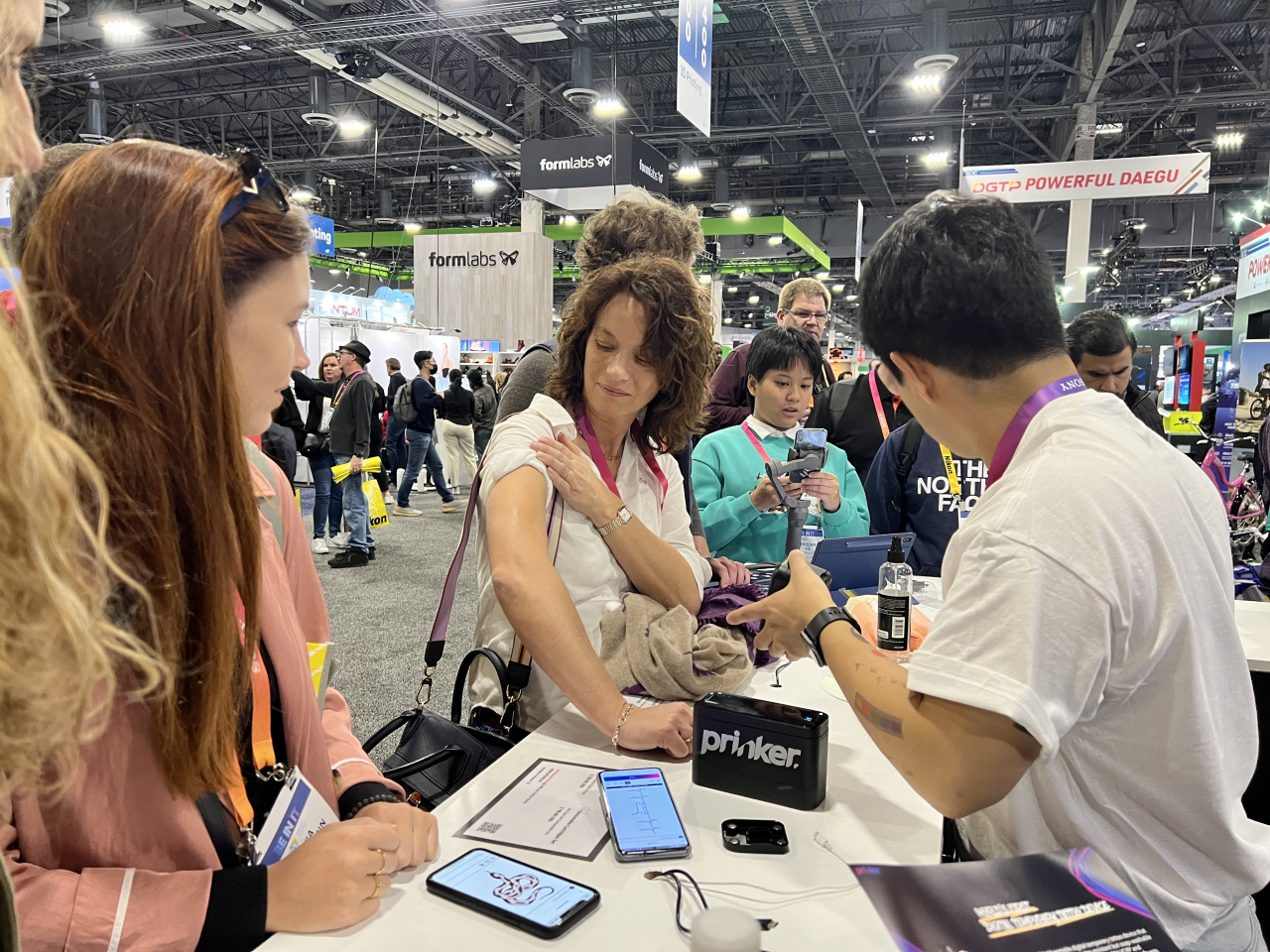 세계 최대 전자박람회 ‘CES 2023’ 이틀차인 지난 6일(현지시간) 미국 라스베이거스 베네치안엑스포에 마련된 프링커코리아 전시관에서 관람객들이 일회용 타투 디바이스 프링커를 체험하고 있다. 김은희 기자