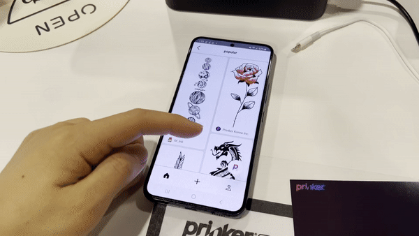 세계 최대 전자박람회 ‘CES 2023’ 이틀차인 지난 6일(현지시간) 미국 라스베이거스 베네치안엑스포에 마련된 프링커코리아 전시관에서 일회용 타투 디바이스 프링커를 체험하고 있다. 김은희 기자