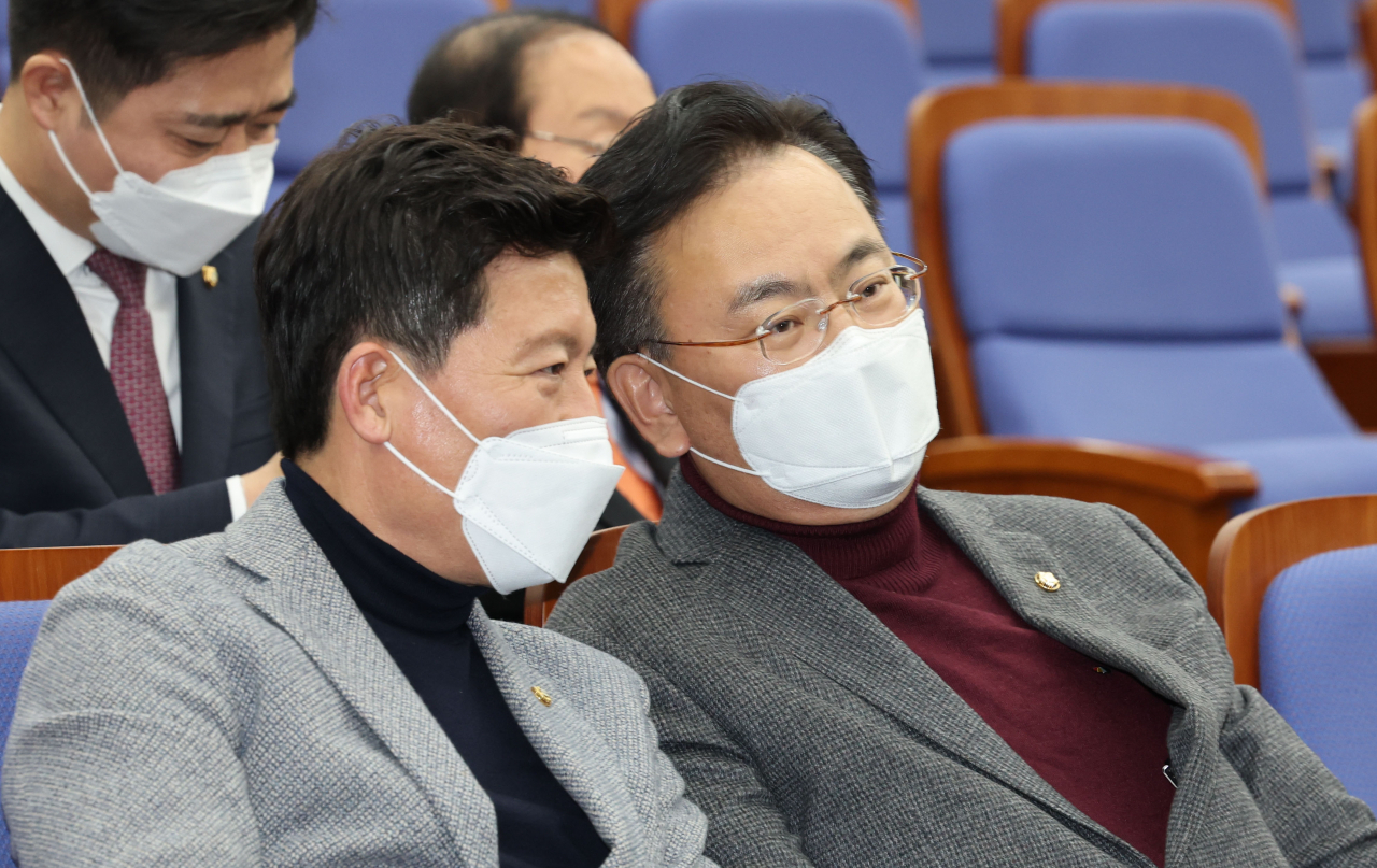 유상범 국민의힘 의원(오른쪽)과 구자근 의원이 15일 오후 서울 여의도 국회에서 열린 초선의원 간담회에 참석해 이야기를 나누고 있다. [연합]