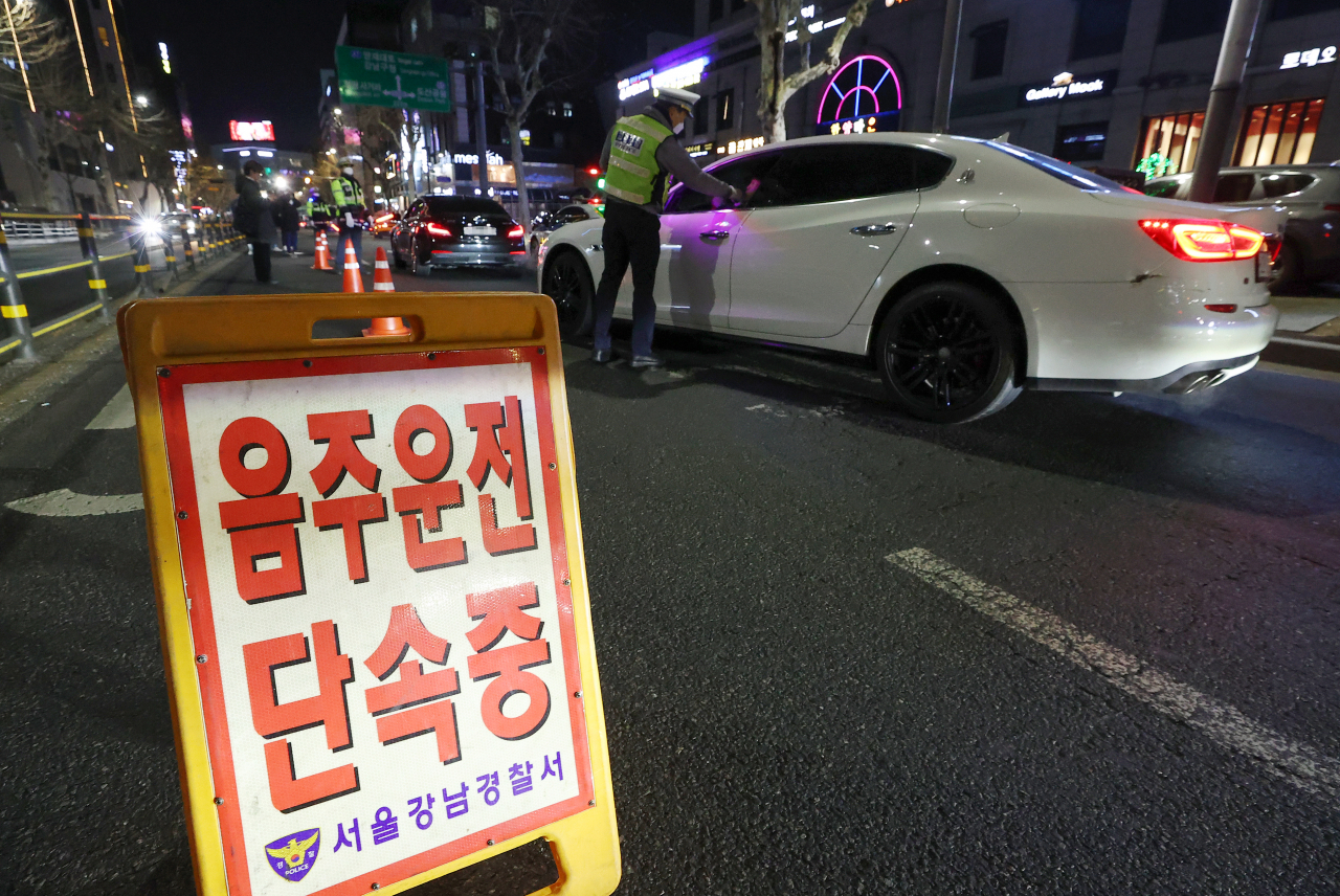 4일 밤 서울 강남구 압구정로데오역 인근에서 경찰이 음주운전을 단속하고 있다. [연합]