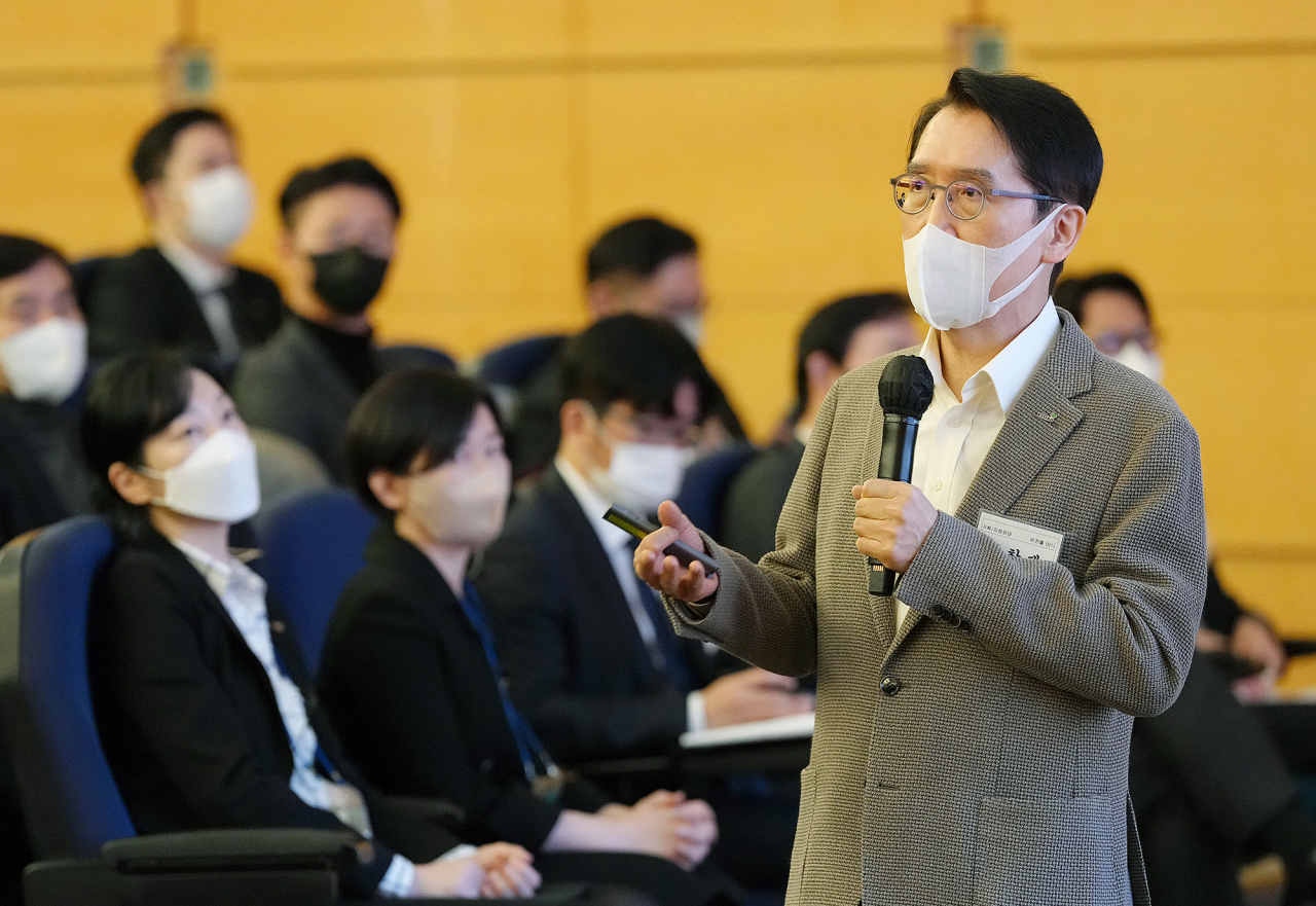 신창재 교보생명 회장이 지난 6일 열린 ‘2023년 출발 전사경영전략회의’에서 “변동성과 불확실성, 복잡성과 모호성이 커진 환경을 극복하기 위해선 뷰카 리더십이 필요하다”고 강조하고 있다. [교보생명 제공]