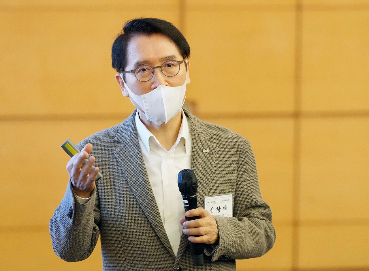 신창재 교보생명 회장이 지난 6일 열린 '2023년 출발 전사경영전략회의'에서 임직원들에게 사업계획에 대해 설명하고 있다. [교보생명 제공]