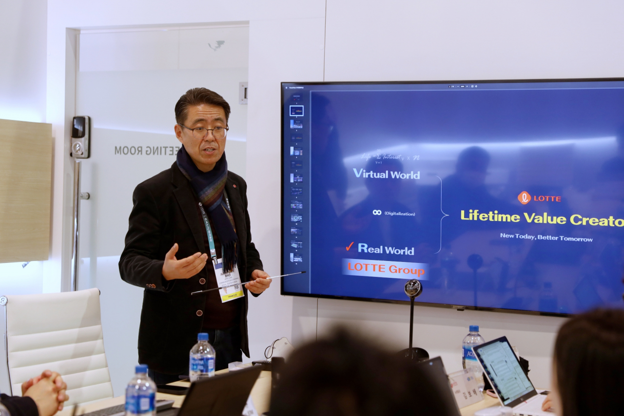 노준형 롯데정보통신 대표가 세계 최대 전자 박람회인 ‘CES 2023’ 이틀차인 지난 6일(현지시간) 미국 라스베이거스컨벤션센터(LVCC)에 마련된 전시관에서 기자들과 만나 메타버스 플랫폼에 대해 설명하고 있다. [롯데정보통신 제공]