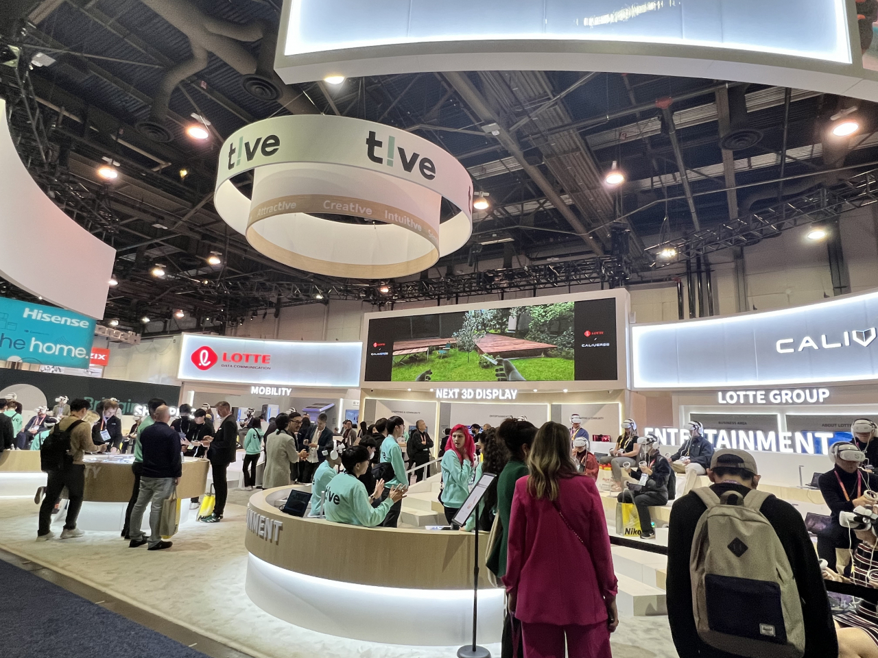 세계 최대 전자 박람회인 ‘CES 2023’ 이틀차인 지난 6일(현지시간) 미국 라스베이거스컨벤션센터(LVCC)에 마련된 롯데정보통신 전시관을 관람객들이 둘러보고 있다. [사진=김은희 기자]