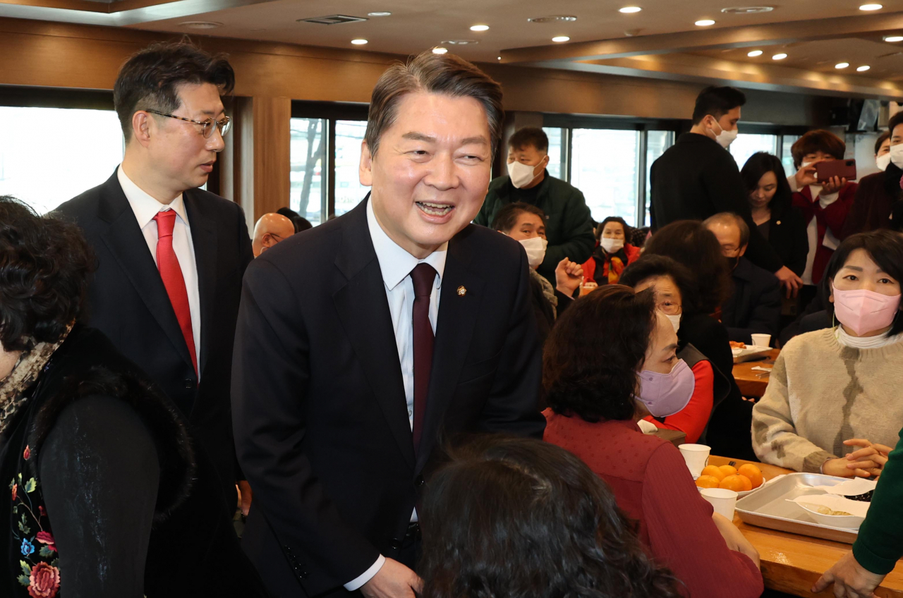 국민의힘 당권주자인 안철수 의원이 3일 경기도 하남시 한 음식점에서 열린 하남시 당협 당원 강연에서 참석자들과 인사하고 있다. [연합]