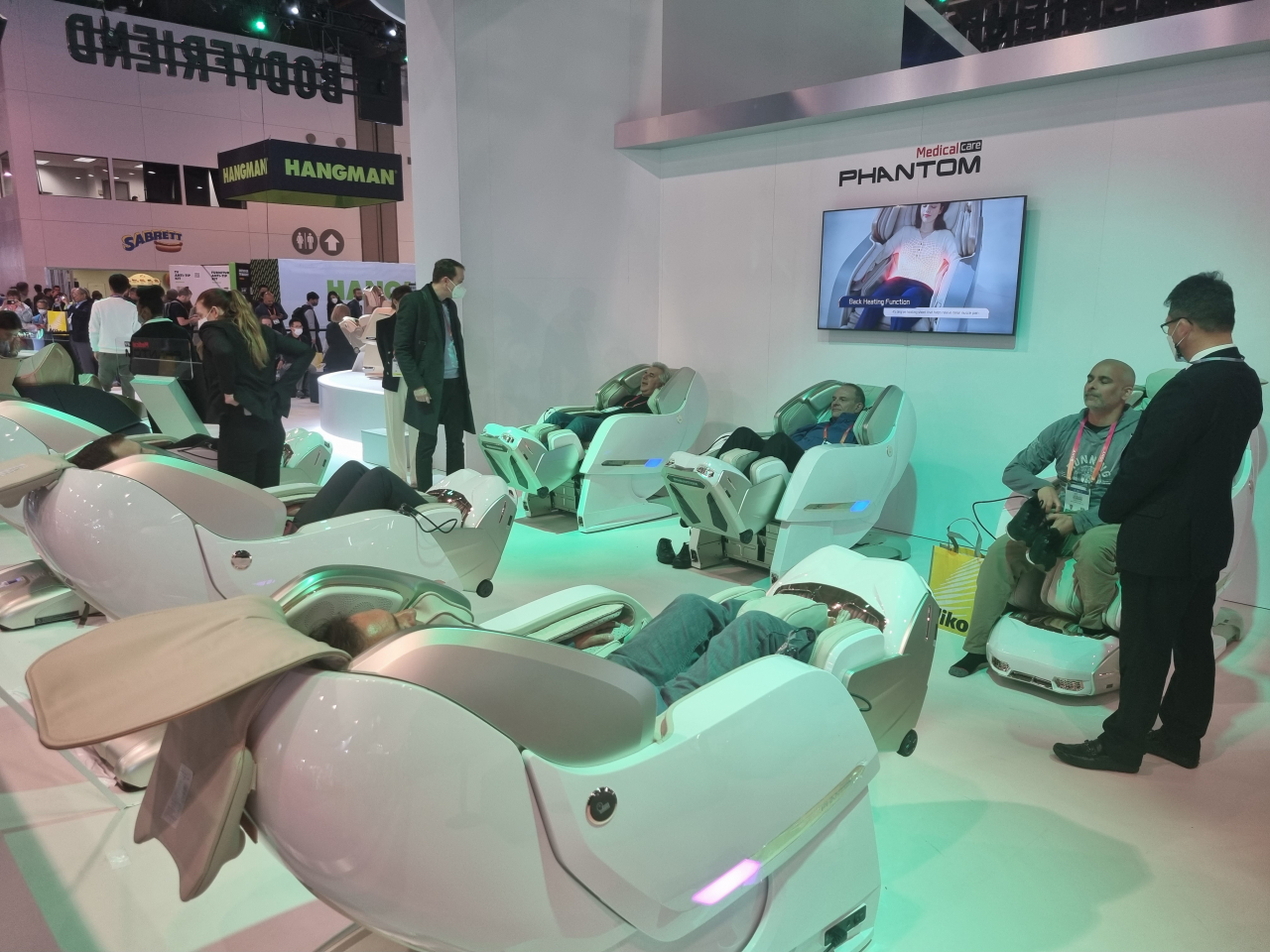 Visitors at Bodyfriend‘s exhibition receive massage on Phantom Medical Care at CES 2023 in Las Vegas on Friday. (Kan Hyeong-woo/The Korea Herald)