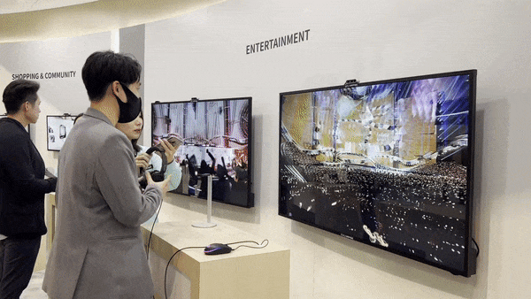세계 최대 전자 박람회인 ‘CES 2023’ 이틀차인 지난 6일(현지시간) 미국 라스베이거스컨벤션센터(LVCC)에 마련된 롯데정보통신 전시관을 한 관람객이 메타버스 플랫폼을 3D(3차원) 디스플레이에서 시연하고 있다. [영상=김은희 기자]