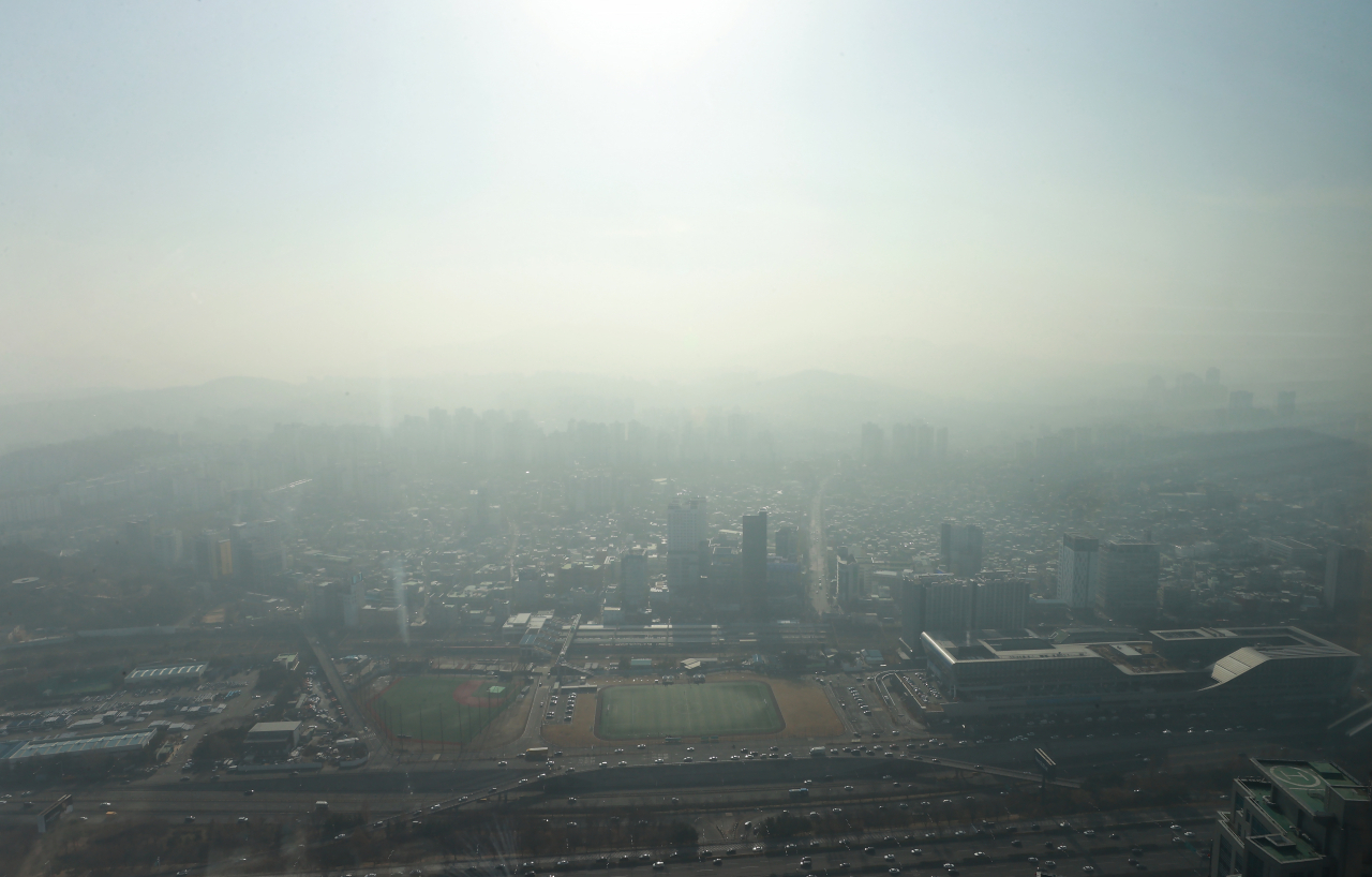 서울을 비롯한 9개 시·도에 미세먼지 비상저감조치가 시행된 8일 서울 여의도 63스퀘어에서 바라본 서울 시내가 미세먼지로 뿌옇다. [연합]