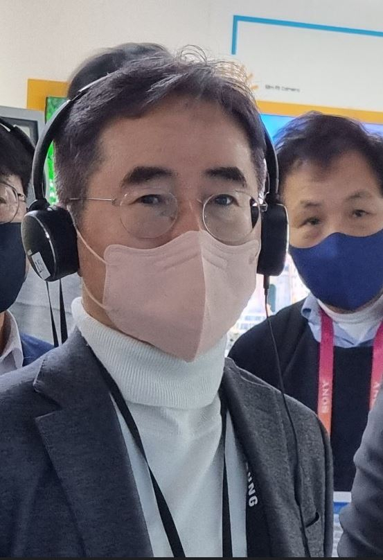 지난 6일(현지시간) 최대 전자 전시회 ‘CES 2023’이 열린 미국 라스베이거스 컨벤션센터의 삼성전자 부스에 방문한 장덕현 삼성전기 사장 모습. 김지헌 기자.