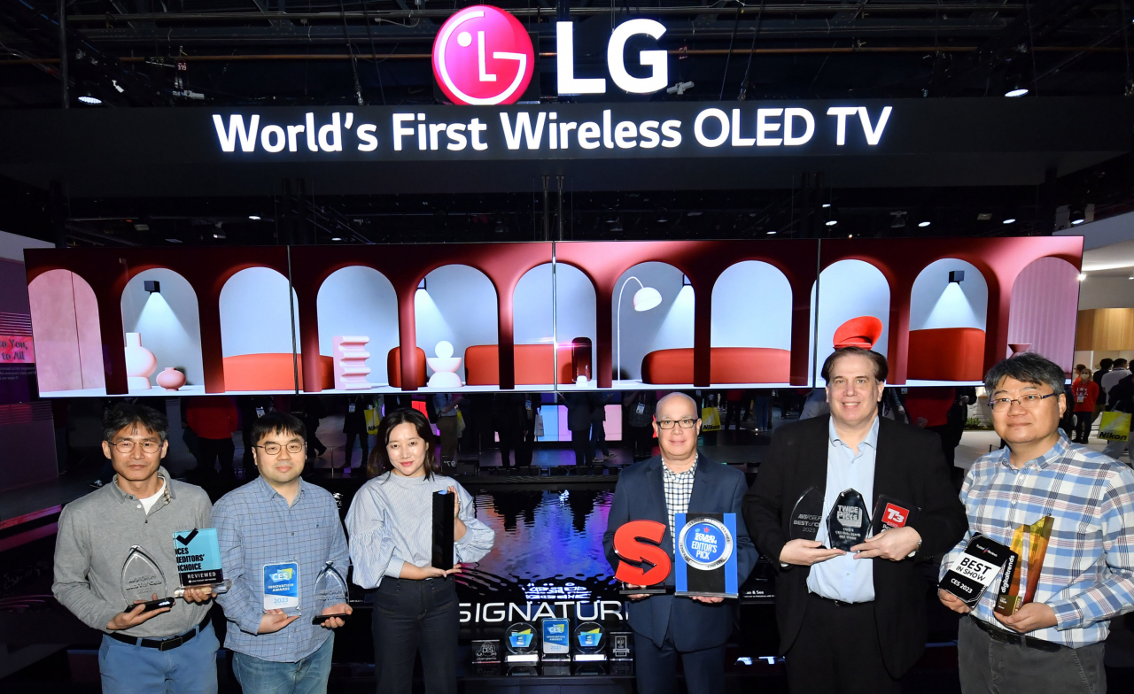 세계 최초로 4K·120Hz(헤르츠) 무선 전송 솔루션을 탑재한 'LG 시그니처 올레드 M'이 CES 2023의 공식 어워드에서 최고 제품으로 선정됐다.[LG전자 제공]