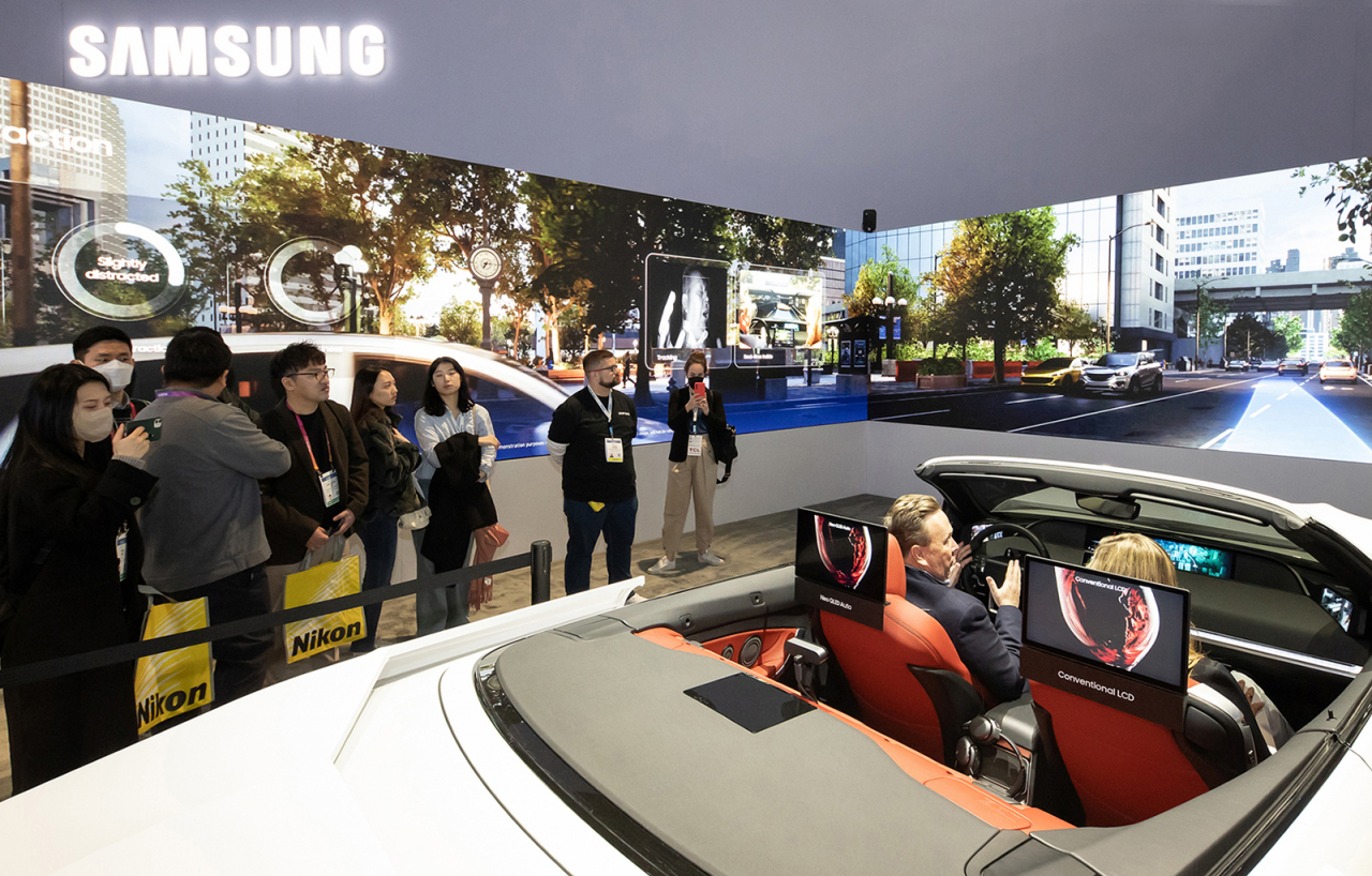 세계 최대 전자 전시회인 'CES 2023'이 열린 미국 라스베이거스 컨벤션센터 삼성전자 전시관에서 관람객들이 '레디 케어' 솔루션을 체험하는 모습. [삼성전자 제공]