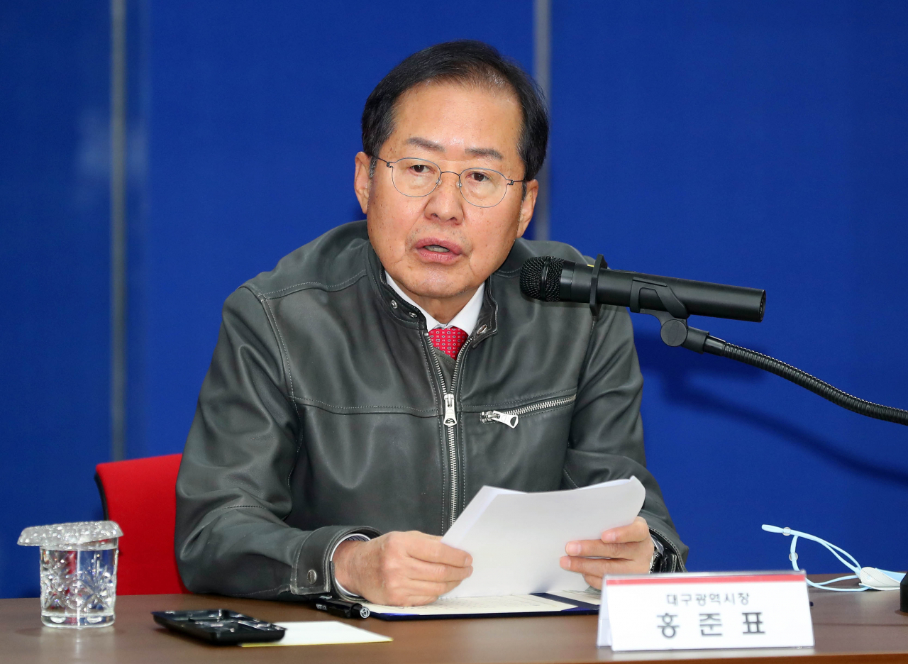 홍준표 대구시장이 19일 오후 대구시청 산격청사에서 열린 대형마트 의무휴업일 평일전환 추진 협약식에서 인사말을 하고 있다. [연합]